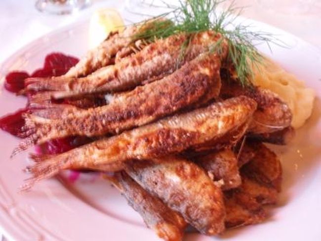 バルト海で獲れたニシンのフライ。<br /><br />フィンランド料理で締めくくることができました☆<br /><br />ニシンは揚げたてで、歯ごたえはサクッとして、<br />いい塩加減。もちろん骨までおいしく<br />いただきました。<br /><br />しかしニシンが10匹以上はイマシタ。<br />カルシウム摂取バッチリです！<br /><br />ヴォリュームもあってすぐ満腹になりました。<br />