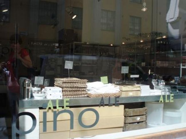 雑貨屋を捜し、