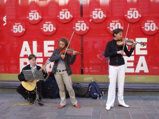 おっ、この日もお目にかかれました。<br />クラッシック演奏バンド！<br /><br />平日の日中に、優雅です。