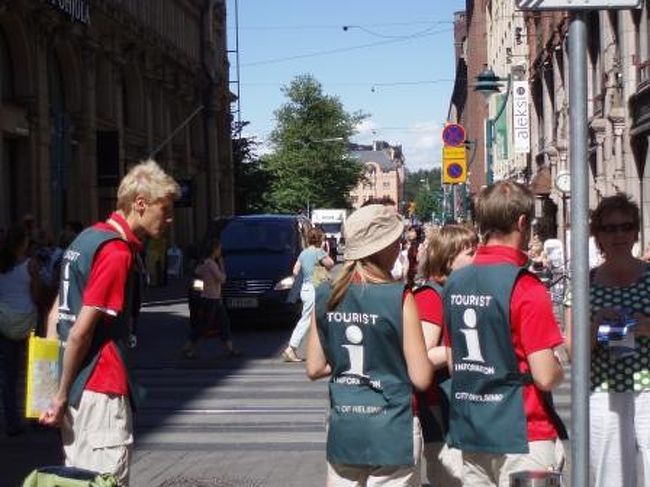 おっ！ガイドブックに載っていた、<br />ツーリストインフォの人！！<br /><br />観光に来た外国人に、<br />親切丁寧にヘルシンキをご案内！<br /><br />ってこの日初めて会いました。<br />しかも集団になっていたら、声もかけづらいし。<br /><br />お世話になる機会もなく、帰国することにします。