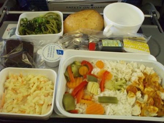 機内食（夕食）です。<br /><br />*menu*<br />・チキンカレー<br />・温野菜<br />・カルボナーラ<br />・パン<br />・茶そば