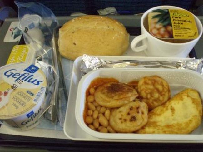 機内食（朝食）です。<br /><br />*menu*<br />・トマトベースの煮豆<br />・麩？（すみません、何という料理かわかりません）<br />・卵焼き<br />・パン<br />・ヨーグルト<br /><br />そしてついに･･･<br /><br />8:50<br />KIX（関西国際空港）に帰ってきました。<br />梅雨が明けた日本、とても蒸し暑かった。<br />セミがうるさかった･･･。<br /><br />しかし！無事に帰国できてひと安心。<br /><br />次の日からまた仕事がんばるぞ！<br /><br /><br />=訪問していただいたみなさんへ=<br />16冊も続く、長い旅行記を最後までご覧いただき、<br />ありがとうございました。<br />他愛もない、普通の旅行記ですが、<br />楽しんでいただけたら幸いです。<br /><br />今後ともよろしくおねがいします！
