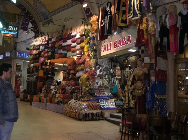 最終日の自由行動でグランドバザールに来ました♪<br /><br />このお店ではいろいろ買ったり、変身したりして遊び<br /><br />ました！！