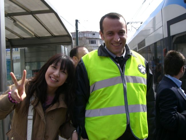 グランドバザール行くときにトラムに乗って行った☆<br /><br />トラムのお兄さんと♪