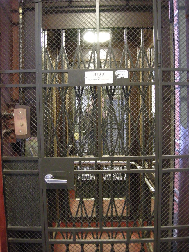 スウェーデンで最初に乗ったエレベーターがこんなレトロでアドレナリン放出。<br />外扉を開けて、うち扉を開けて、外扉を閉めて、うち扉を閉めてボタンを押してやっと動き出し、到着したらまたうち扉を開けて・・・の繰り返し。とっても不便な代物なはずなのに、扉の開け閉めが楽しくて、エレベーターのボタンが押したくてたまらなかったあの頃の気持ちを思い出しました：）<br /><br />この後も、うち扉無し外扉のみの危険！エレベーター等、日ごろのメンテナンス状況が気になるエレベーターに多数であいました。