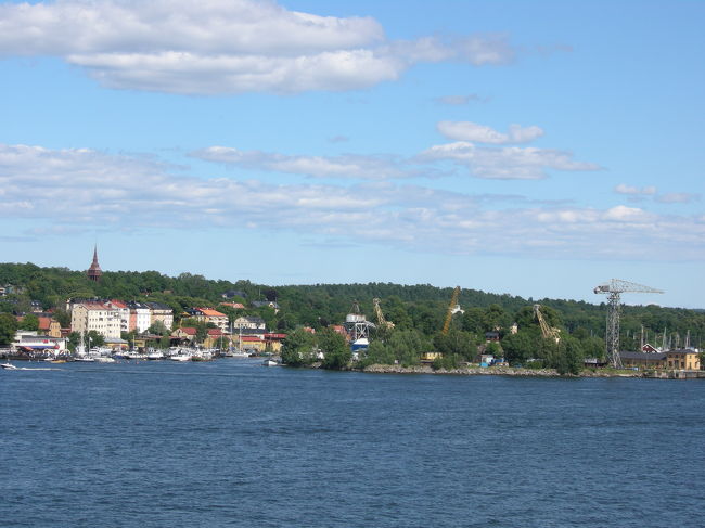 高台にある滞在先から駅へとゆるい折れ曲がった坂を下りていくと、突然目の前に開けるTHEストックホルムな絶景。<br /><br />何度観ても息をするのを忘れちゃうほど美しかった・・・こんな写真よりもっともっと素敵なんだよ〜<br />