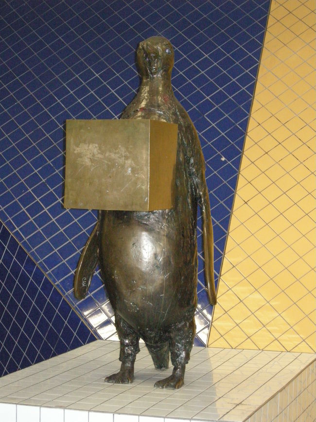 地下鉄もアート空間！とガイドブックに書いてあったけど確かに。<br /><br />壁一面がペイントされていたり、駅によってテーマが違うようです。（大江戸線もそうだよな？）<br /><br />そんななか、大好き（だった）ペンギンをテーマにしたオブジェがあったので一応写真を撮ることに。<br />リアルでかわいくない・・・<br />