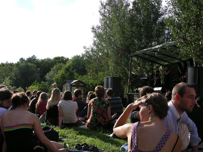 若いバンドの演奏を聴きながら、皆リラック☆<br />これがスウェーデン時間なのかなぁ