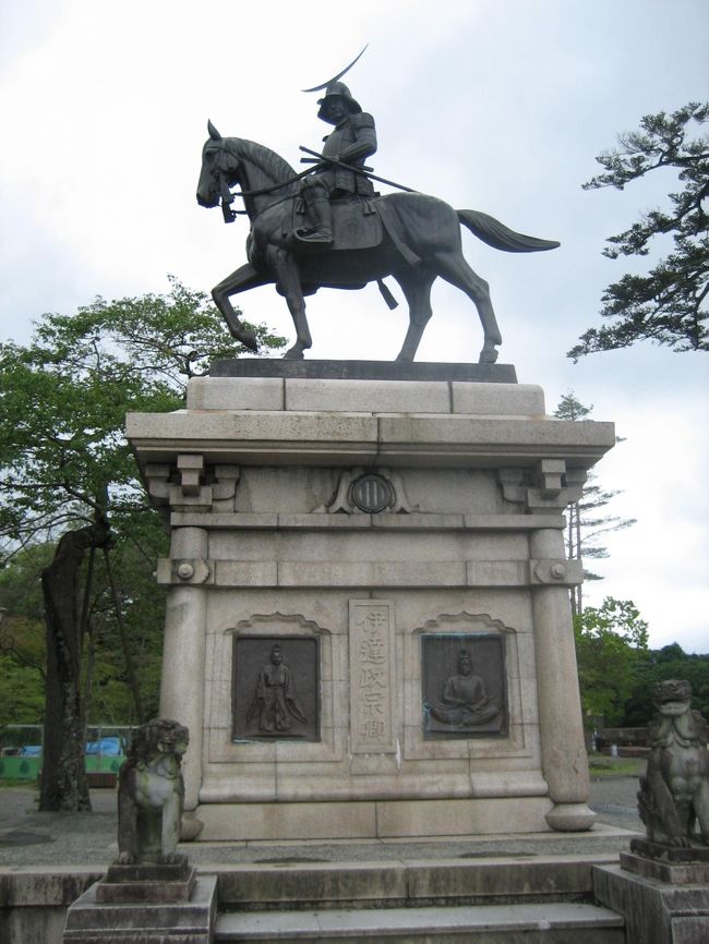 バスを途中下車。<br /><br />仙台城跡地です。<br /><br />そこにある、超有名<br /><br />伊達政宗騎馬像です！！<br /><br />これだけは、どうしても見たかった！！