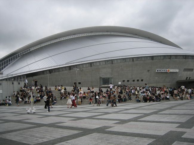 メインイベントです！<br /><br />仙台駅からJRにのって利府駅へ。<br /><br />そこからシャトルバスに乗って到着・・・<br /><br />「ホットハウススーパーアリーナ」収容人数8,000人。<br /><br />平井堅のコンサートです。<br /><br />素敵な歌声でした〜♪