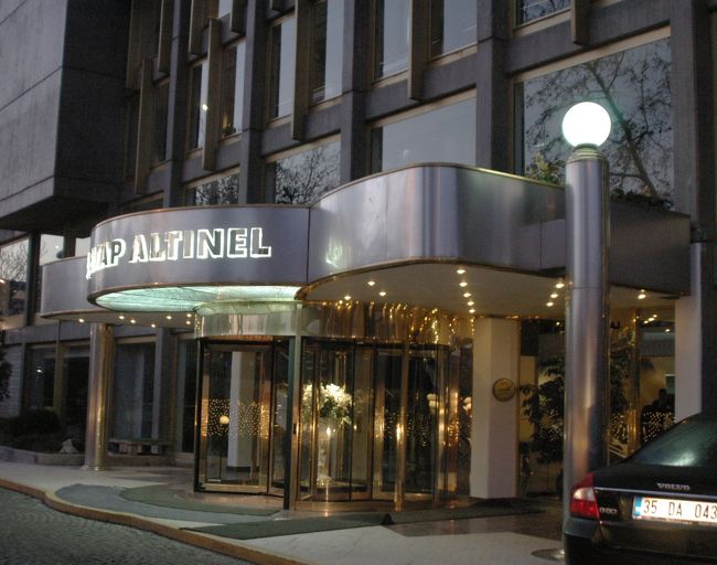 アンカラ中央駅に近いホテルETAP ALTINEL.<br />今回のツアーはアンカラからイスタンブールまで夜行寝台列車で行く予定だったが、鉄道の補修工事のため急にアンカラに宿泊し、翌日、早朝6時半にホテルを出発しバスで午前中に、イスタンブールに着く事になった。私にとって普通のツアーでは目にすることが出来ないアンカラからイスタンブールの車窓風景を目にすることが出来、ラッキーだった。