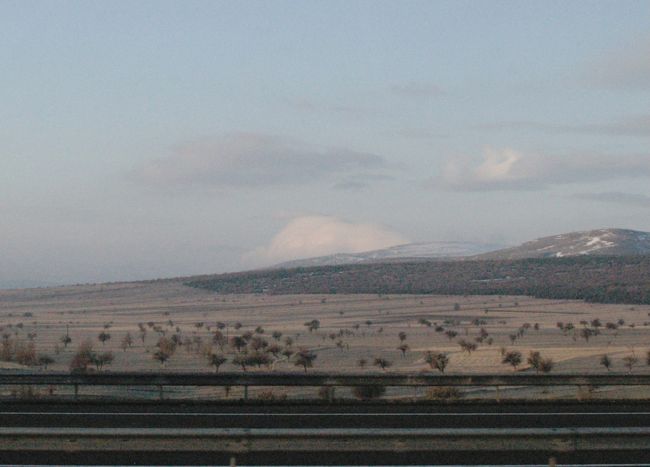 標高800mのアンカラ市を抜けると、空港の脇を通る。この空港は軍との共用空港のようで、道路沿いに古い戦闘機が陳列していた。道路は山岳地帯に入り、緩やかな上りが続く。腕時計に付いている高度計は今回のツアーで最高の1565mを指していた。<br />写真は高原地帯風景。西側に見えた高山と思ったが、雲だった。