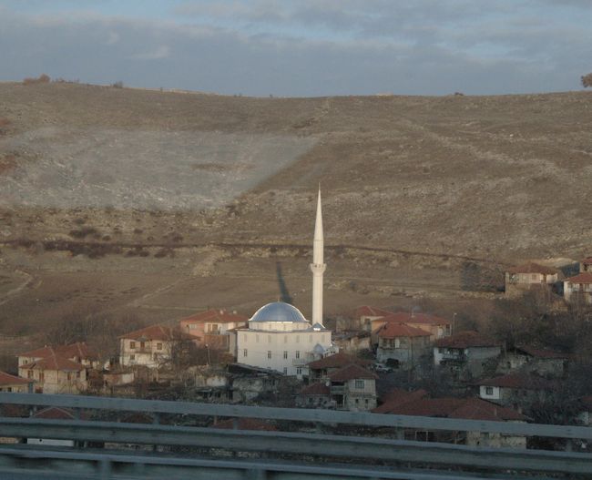 谷間の小集落にも、中心にモスクがある。