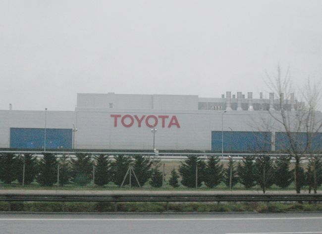 9時半にマルマラ海に面した工業都市イズミット（人口21万人）を通る。車窓から見えたトヨタの工場。<br />他にホンダ、現代の自動車工場が立地している由。