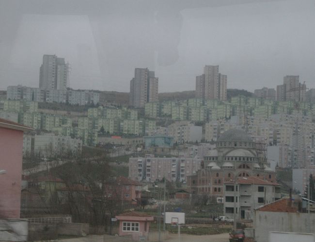 右側の丘陵地には高層住宅群があった。