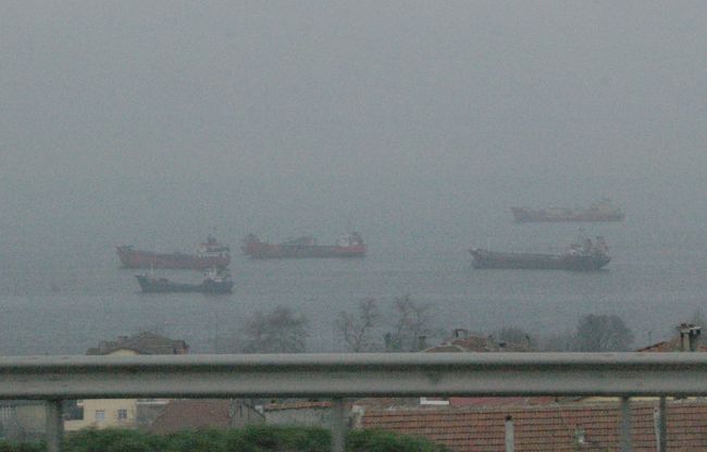 イズミットには、トルコで1番大きい国営トルコ石油の製油所がある。<br />1999年8月17日にマグニチュード7.8の地震に遭遇し、大きな被害を被った。新潟地震の昭和石油新潟製油所と同じように、浮き屋根タンクで火災が発生し、3日間に亘って炎上した。