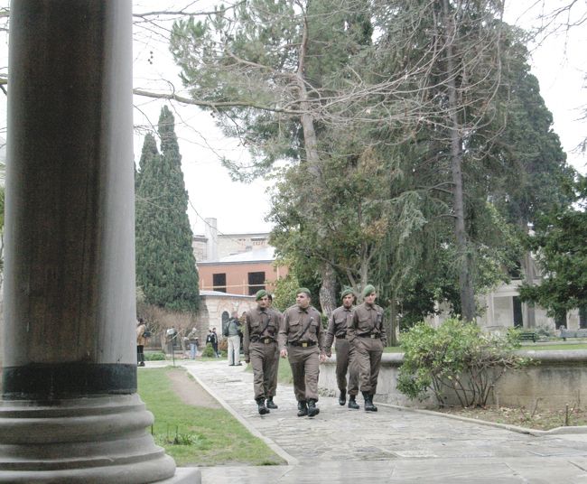 宮殿を警護する兵隊さん。