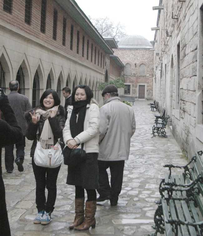 スルタンの調理場前にて。<br />同行した短大生。
