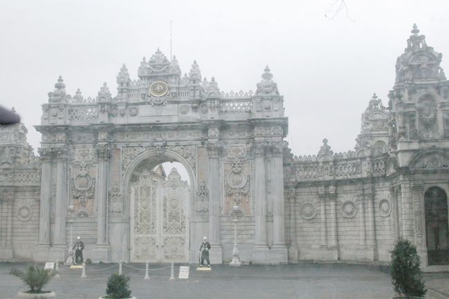 はしを渡って直ぐに、ドルマバチェフ宮殿の前を通る。ここは10年前に訪れた時に、友人と訪れた所である。この時は開場時間前であったにもかかわらず、係員の厚意から入場させてもらった嬉しい思い出がある。<br />今回はイスタンブール半日観光となったため寄る事は出来ない。<br />ドルマバチェフ宮殿は最後ののサルタンが1856年にトプカプ宮殿から移り住んだ所。昨年150年祭が行われた。初代大統領アタチェルクは官邸として使用し、1938年宮殿で執務中に脳溢血で死亡した。これに因んで宮殿内の時計は彼の臨終時間にあわせて９時５分を指し示している。<br />