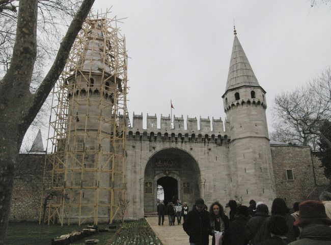 トプカプ宮殿に直行し、敷地内のボスポラス海峡に面したレストランでランチを食べる。<br />写真はトプカプ宮殿入口の表敬の門。