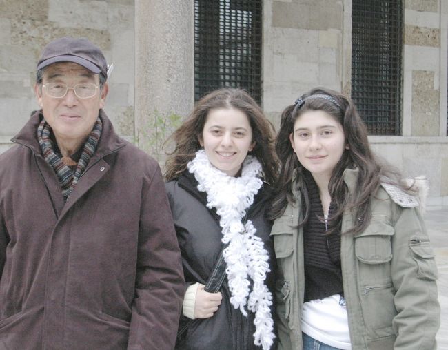 聖遺物の間で英語の説明を読んでいたら、「メディナ」の声が聞こえたのだろう。傍らの女学生に「メディーナ」と笑って言い直された。この女学生に出口で再び遭遇したら、彼女の方から彼女のカメラで、私とのツーショットを撮る事を頼まれた。こちらのカメラで撮らせてもらったのがこの写真である。<br />トルコの人の親日振りを改めて認識させられた嬉しい出来事だった。<br />1890年のオスマン帝国の軍艦エルトゥールル号が和歌山県串本沖で遭難し、地元住民の献身的な救助活動で69名が救出され、民間から募金をつのってトルコまで送り届けた故事を今でも学校で教えている国なのである。（587名が遭難死）現在、串本沖でトルコがその遺品の捜査を行っているとテレビで紹介していた。<br />日露戦争で日本がロシアに勝った時の、今まで幾度もロシアに苦杯を飲まされていたトルコの共感だけでないのである。<br />アタチェルクに日本語を教えた沼田藩士山田寅次郎など、長年、トルコとの親善に勤めた多くの日本人の存在も欠かせない。