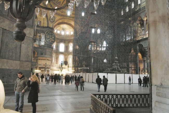 アヤソフィア内部。<br />中央に地震対策として恒久的な鉄骨のストラクチャーが組んである。工事用の足場ではない。