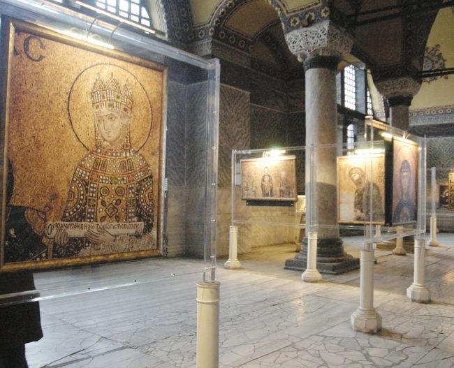 2階の回廊では、イコンの展覧会が行われていた。<br />