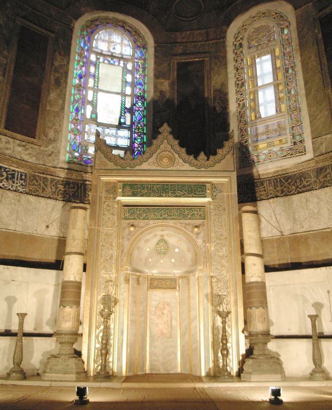 アヤソフィアのミフラーブ。<br />聖地メッカの方向を示す。