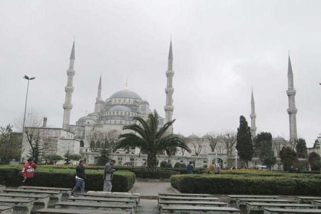 ブルーモスク前から見たアヤ・ソフィア全景。