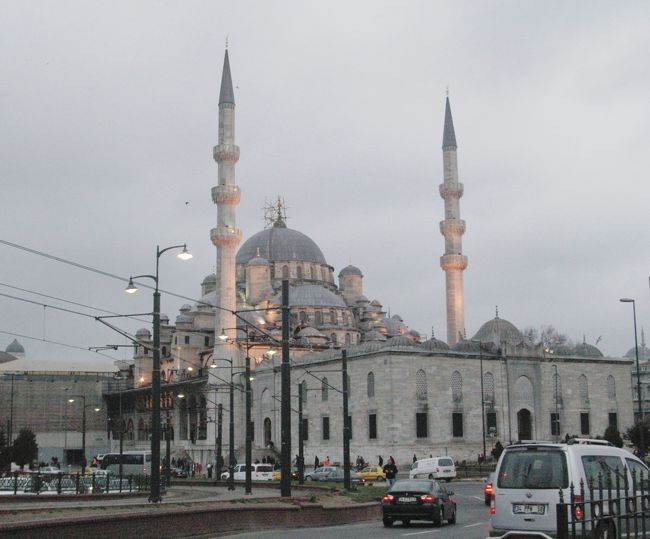 ガラタ橋の袂にあるモスク。<br />最初てっきりこれが、大建築家スィナンのスレイマニエ・ジャミー（モスク）かと思ったが、イエニ・ジャミーと言うモスクだった。