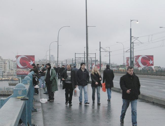 ガラタ橋上の通行人。<br />大勢の釣り人が糸を垂らしていた。<br />