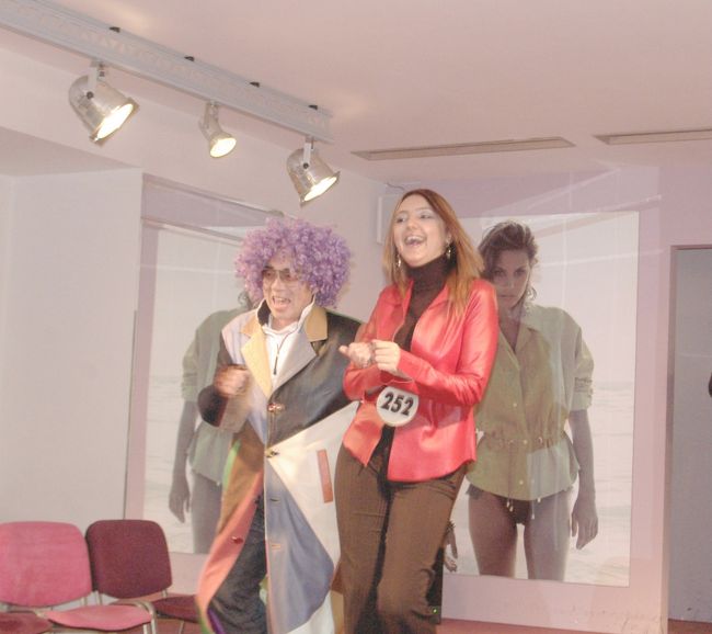 時間がタイトなのに、皮の専門店に案内され、ファッション・ショーを見せてくれた。<br />同行者のおじさんはモデルに選ばれ、のりのりだった。彼は10万円もする皮のジャケットを購入し、我々同行者を救ってくれた。