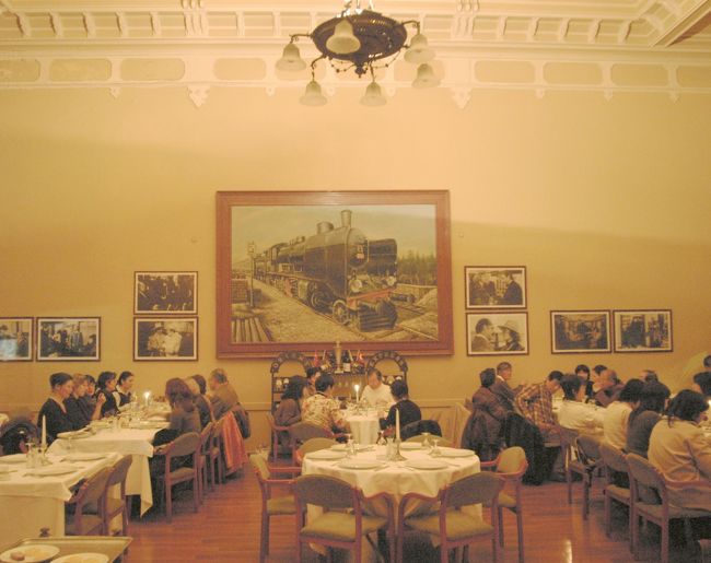 この駅の待合室は、レストランになっていて、２週間のツアーの最後の夕食を供された。壁には、往時のオリエント急行の英姿、映画の名画面のスチール写真が飾ってあった。