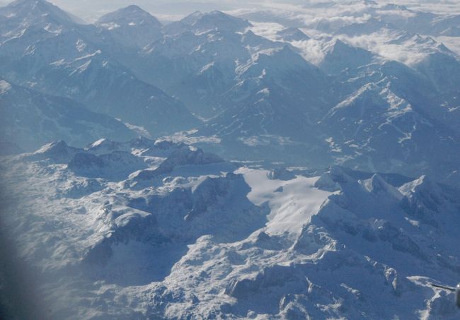 翌朝、イスタンブール空港発８時２０分と言うとんでもない早いフライトに乗らねばならない。ホテルは朝５時からビュフェ・スタイルの食事を用意してくれた。５時半ホテルを出発する。<br />ミュンヘンまでのフライトは、眼下に、オーストリア・アルプスが手に取るように見渡す事が出来た。<br />オーストリア・アルプスに行った事がないので、山の名前は不詳。