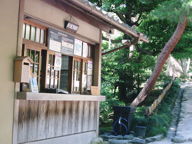 　気分を変えて、兼六園へ<br />初めても兼六園訪問で〜す。入園のチケットを売るおねえさん・・（笑）は涼しげにガンガンのクーラーの中で、「暑いですね〜」と笑顔<br />　涼やかな笑顔に、汗だくの私たちは、苦笑い。<br />「暑いです〜」を連呼