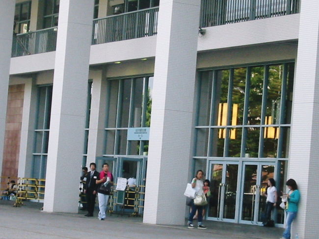 　気合の友達は、しっかりチケット譲ってくださいの紙をだして、私は完全に諦めていたのでのんびり隣で夜の食事処を、ガイドビックで探したりしてホールの写真などを撮っていたら。<br />　女性が一人、「チケット２枚あるんですが」と話かけてこられて、うそ〜と思いながら。<br />　まあ定価ではないものの、めちゃくちゃ良心的な値段で、私たちが出せる値段だったので即OK<br />　感謝しながら、今夜はLIVEだあ〜と喜んで、周りにいた人たちも喜んでくれて、感激・・。