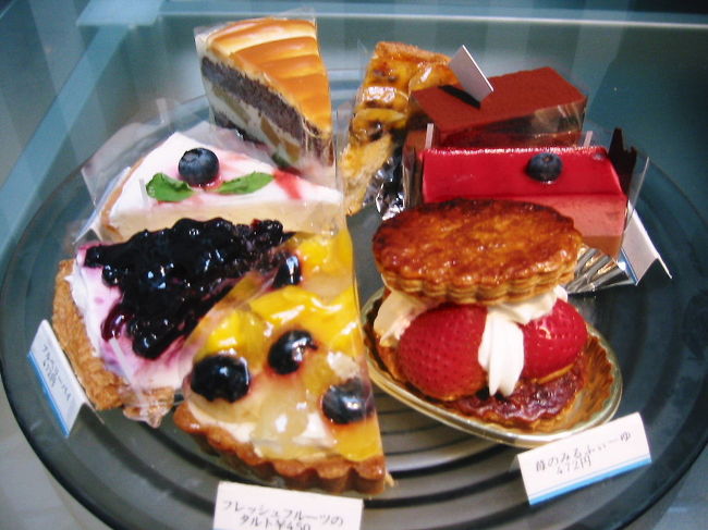 　飲み物を合わせて、ケーキは２００円になるというので、どれにしようか迷いながら。<br />　〒９２０−０９８１<br />石川県金沢市片町１丁目５３−１　ドウア柿木畠１階<br />　　　　　　　　　　　?０７６−２６０−５５５９　　　　　　　　　　　　　　