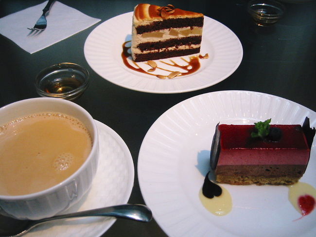 　友達はキャラメルと洋ナシのケーキを私は木苺が好きなので、木苺のケーキを二人とm悩みながら飲み物はロイヤルミルクティーを。<br />　もう二人とも興奮状態のなかで、妙にハイテンション。<br />
