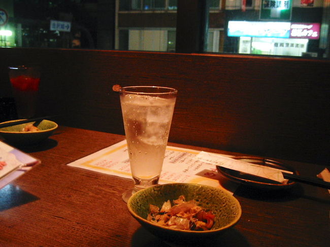 　混んでいたのですが、掘りごたつの方へなぜか、窓向かって、一見個室のようなところへ。<br />　女二人、つい笑いながらも飲み始めは・・、なぜかいつもカクテル。友達はカシス系、私は定番のジントニック・・で乾杯。<br />　今夜は特別に、お疲れ様に加えてその前に心の中で乾杯してから、お疲れまの乾杯を友達として。