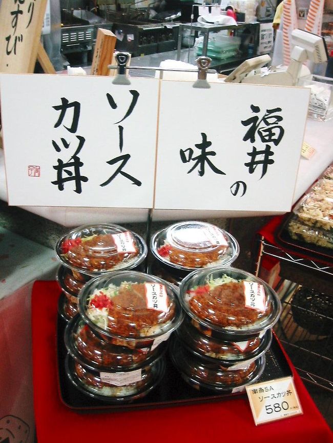 　さすが、福井のサービスエリアソースカツ丼を発見・・。