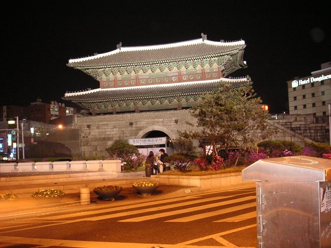 とりあえずは眠らない街、夜の東大門へ。<br />深夜までお店が開いてて、しかもお客さんもあんなに・・・。<br />恐るべしソウル。