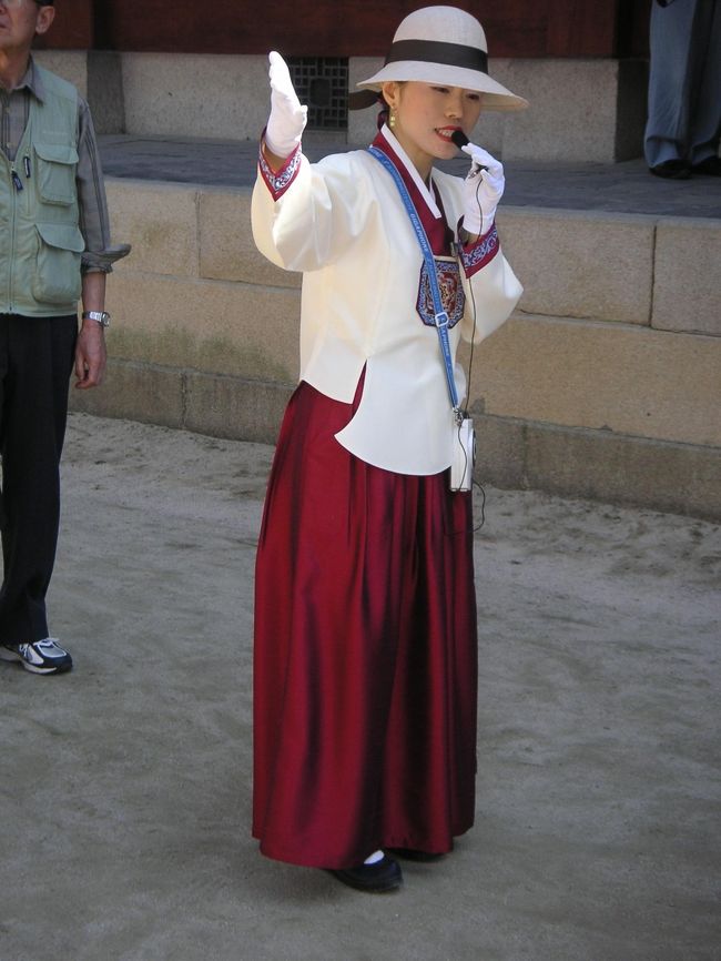 日本語ツアーに参加しました。<br />こんな雰囲気ある衣装の方が説明をしてくれます。