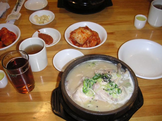 最後に本に載っていた「土俗村」というところでサムゲタンを。<br />おいしかったです。<br />でも黒いヤツ（なんていうのか忘れました）は食べるの結構きついらしいです。