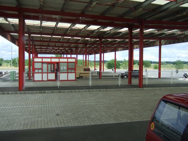 スロバキアとハンガリーの国境をバスで越えます。<br /><br />日本人は信用度が高いのか、あんまり細かいチェックはありませんでした。<br /><br />こうして無事、ブダペストへ到着。