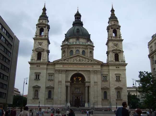 聖イシュトバーン教会。<br />すでに１８時を回っていたので、入場はできませんでした。<br />また明日。