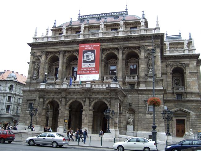 国立ｵﾍﾟﾗ座を通り過ぎます。