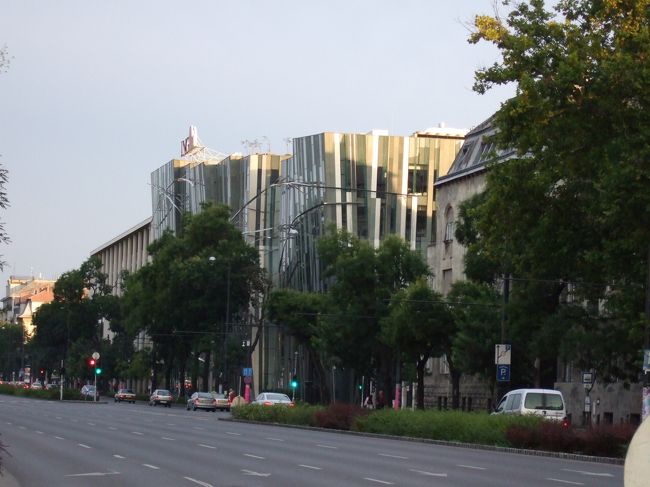 振り返ったら不思議な建物が。