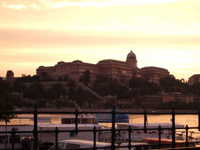 またまた地下鉄で引き返し、ドナウ川沿いにやってきました。<br />２０時過ぎ、徐々に夕焼けが広がっていきます。