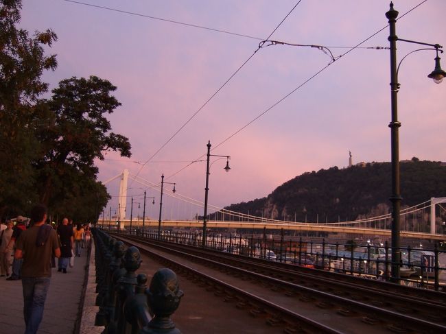 王宮の方はオレンジ色、左を向くとピンク色。