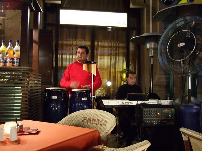 さあ、日が沈むのを見届けたあとはお待ちかねの晩御飯です。<br />ドナウ川側のレストランのテラス席で、こんなおじ様方が演奏してくれるのを聴きながら。